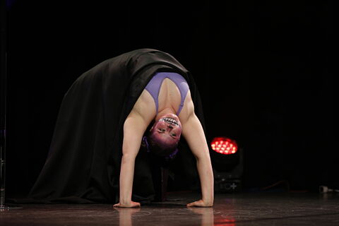 02_Amateur_Drama_Queens_9_10