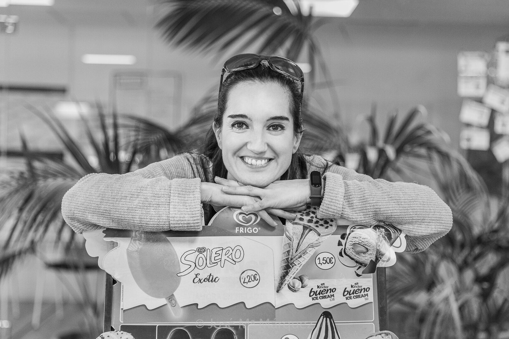 Reportaje corporativo para la empresa Novatec, chica apoyada sobre un cartel de helados, retrato corporativo Retrato de una chica apoyada sobre un cartel de helados, retrato corporativo parte de un reportaje corporativo para la empresa Novatec en Granada