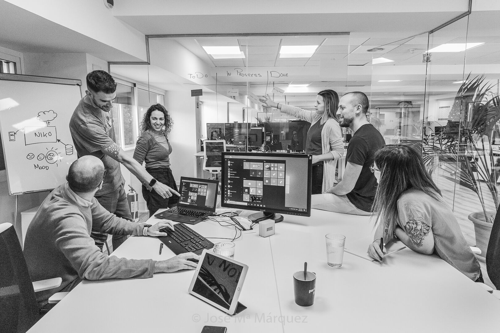 Fotografía de reportaje corporativo durante una reunión para la empresa novatec en granada. Puesta en común en una reunión de la empresa Novatec, fotografía de un reportaje corporativo por José María Márquez, fotógrafo de Granada