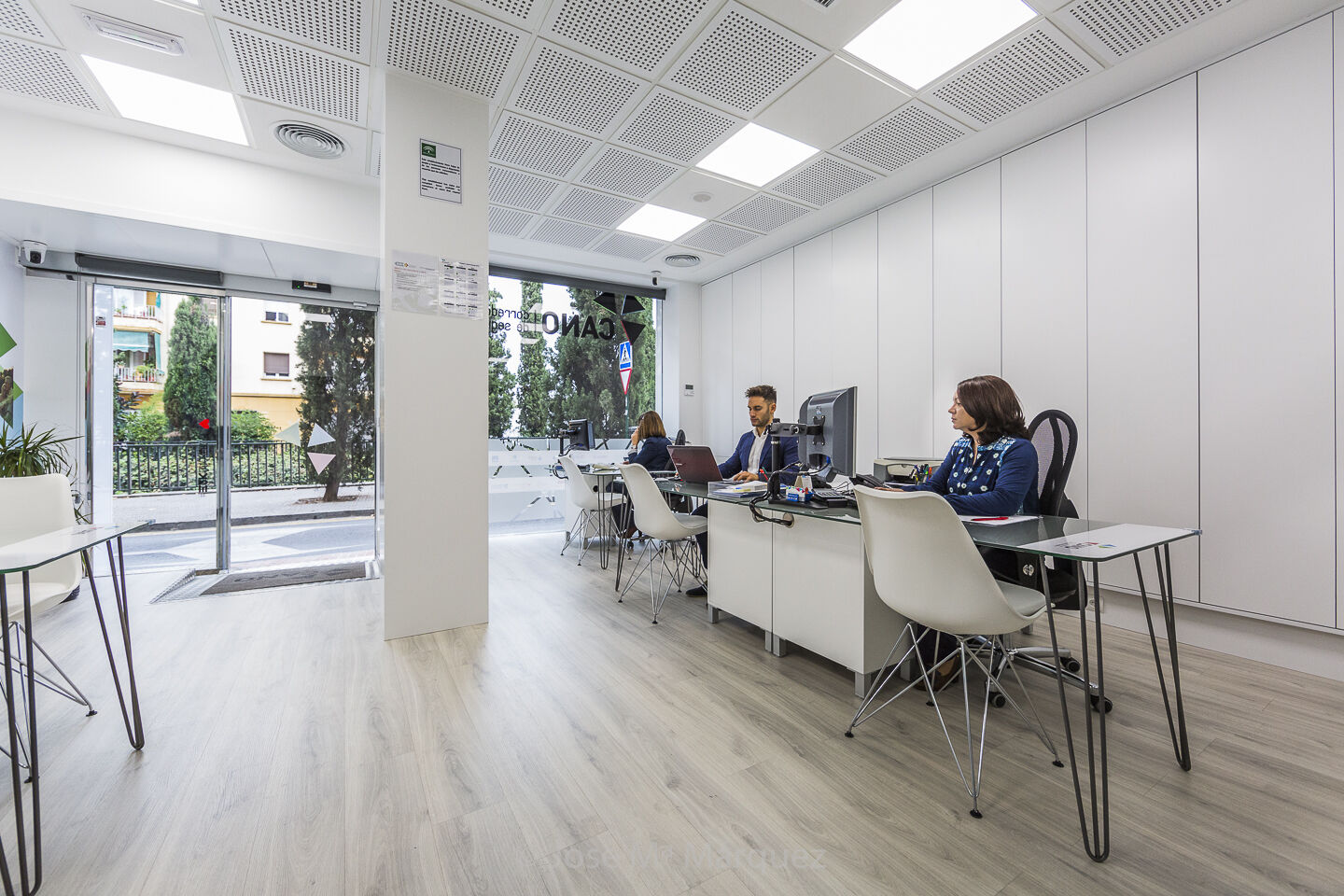 Fotografía de reportaje corporativo para oficina de seguros en Granada, atención al cliente Fotografía atención al cliente de reportaje corporativo para oficina de seguros en Granada, fotografía realizada por José María Márquez fotógrafo de empresas