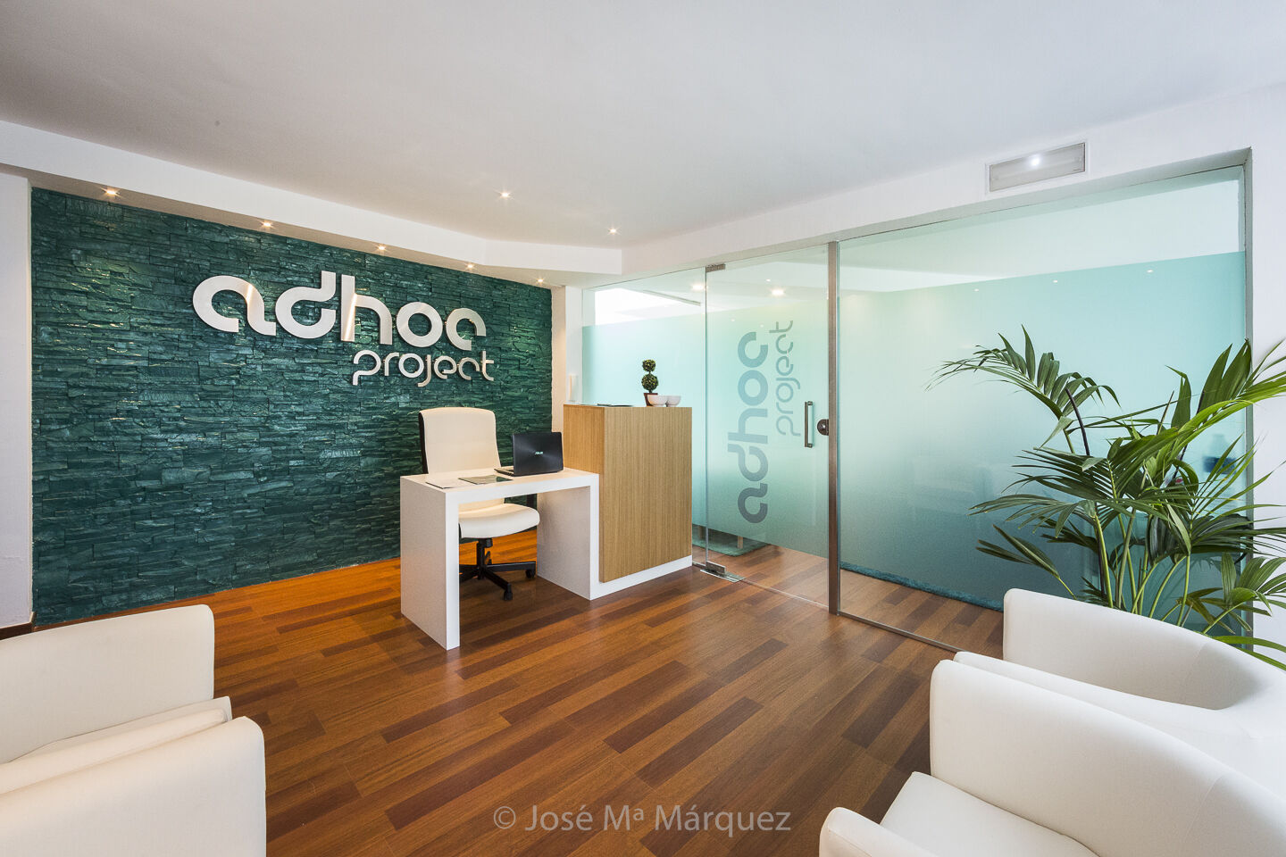 Reportaje corporativo para el Centro Residencial Proyecto AdHoc en Granada. Fotografía de la sala de espera Fotografía de la sala de espera del Centro Residencial Proyecto AdHoc en Granada, reportaje corporativo realizado por José María Márquez fotógrafo de empresas