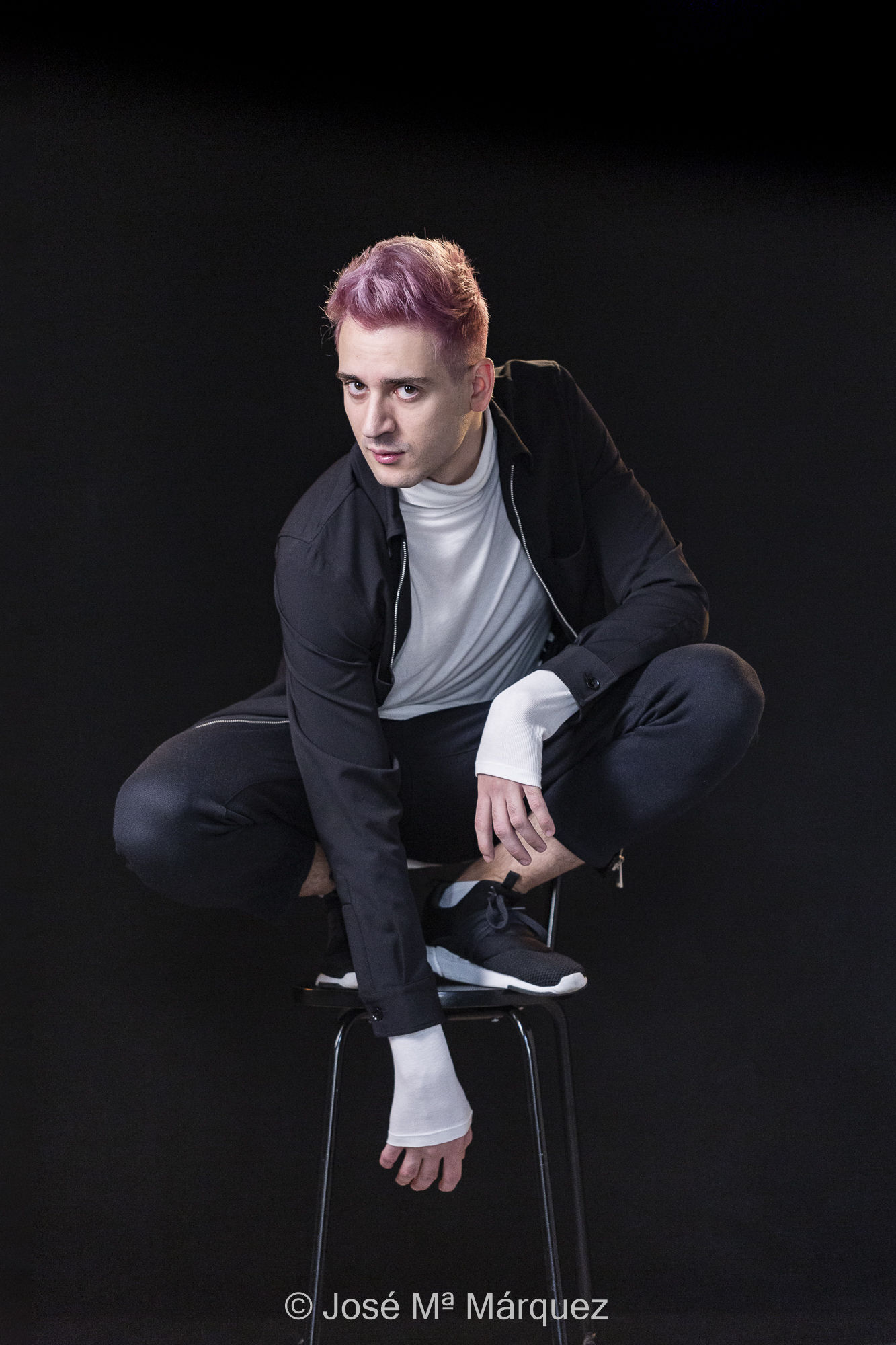 José María Márquez - Fotógrafo - book-chico-con-iluminacion-e-clave-baja-sesion-con-fondo-negro-retrato-en-taburete-fotografos-granada-estudio-fotografico.jpg