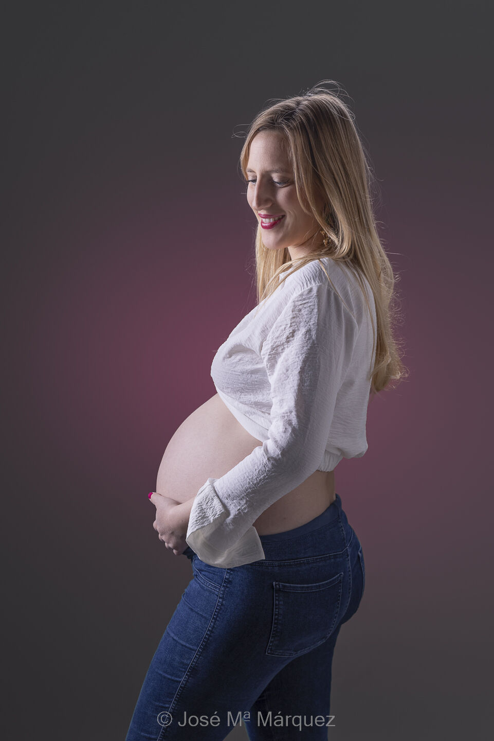 José María Márquez - Fotógrafo - retrato-de-una-chica-embarazada-en-el-estudio-con-iluminacion-clasica-fotografia-de-embarazo-en-granada-fotografo-sesiones-premama.jpg