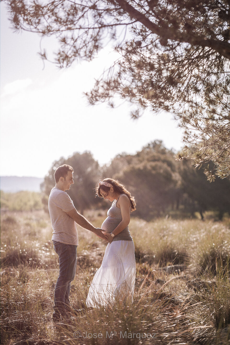 José María Márquez - Fotógrafo - sesion-de-embarazo-en-exteriores-pareja-embarazada-paseando-por-el-campo-fotografia-de-maternidad-en-granada.jpg