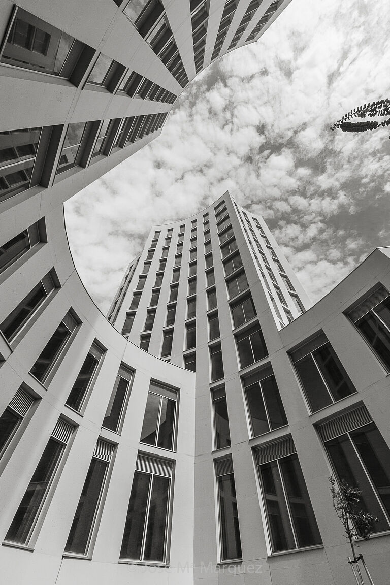 José María Márquez - Fotógrafo - foto-de-arquitectura-creativa-en-blanco-y-negro-geometrias-asimetricas-desde-un-contrapicado-ts20250826091029263830.jpg