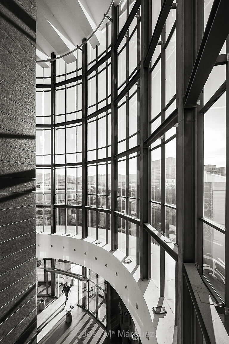José María Márquez - Fotógrafo - un-hombre-entra-al-edificio-forum-fotografia-de-arquitectura-granada-fotografia-urbana-ts20250826091436622829.jpg