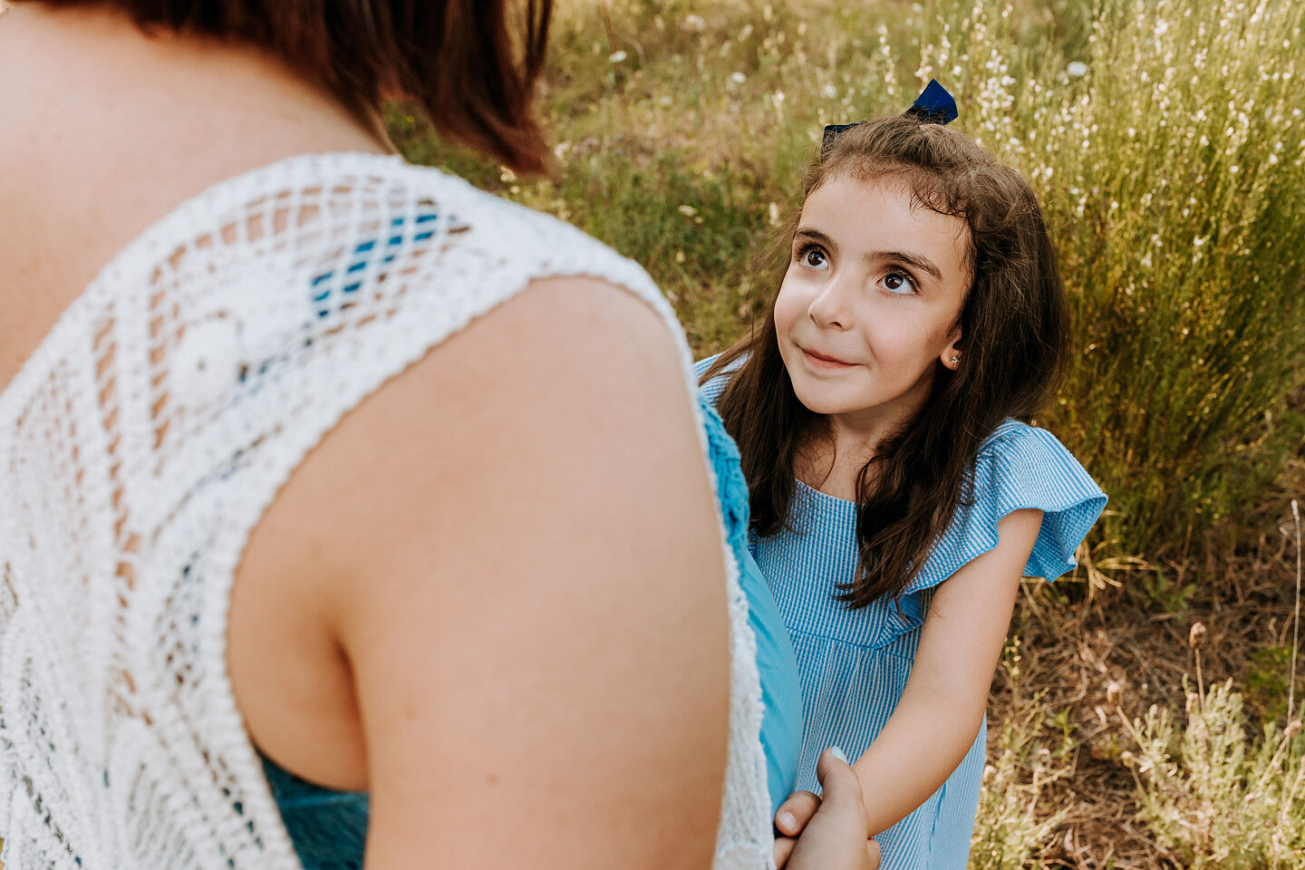 Sesiones de embarazo con hermanos en Plasencia (Cáceres) -11