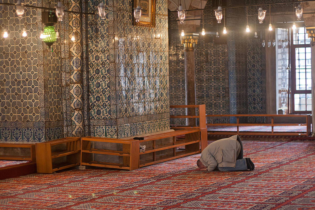 016_Rezo-en-la-mezquita-de-Rüstem-Paça