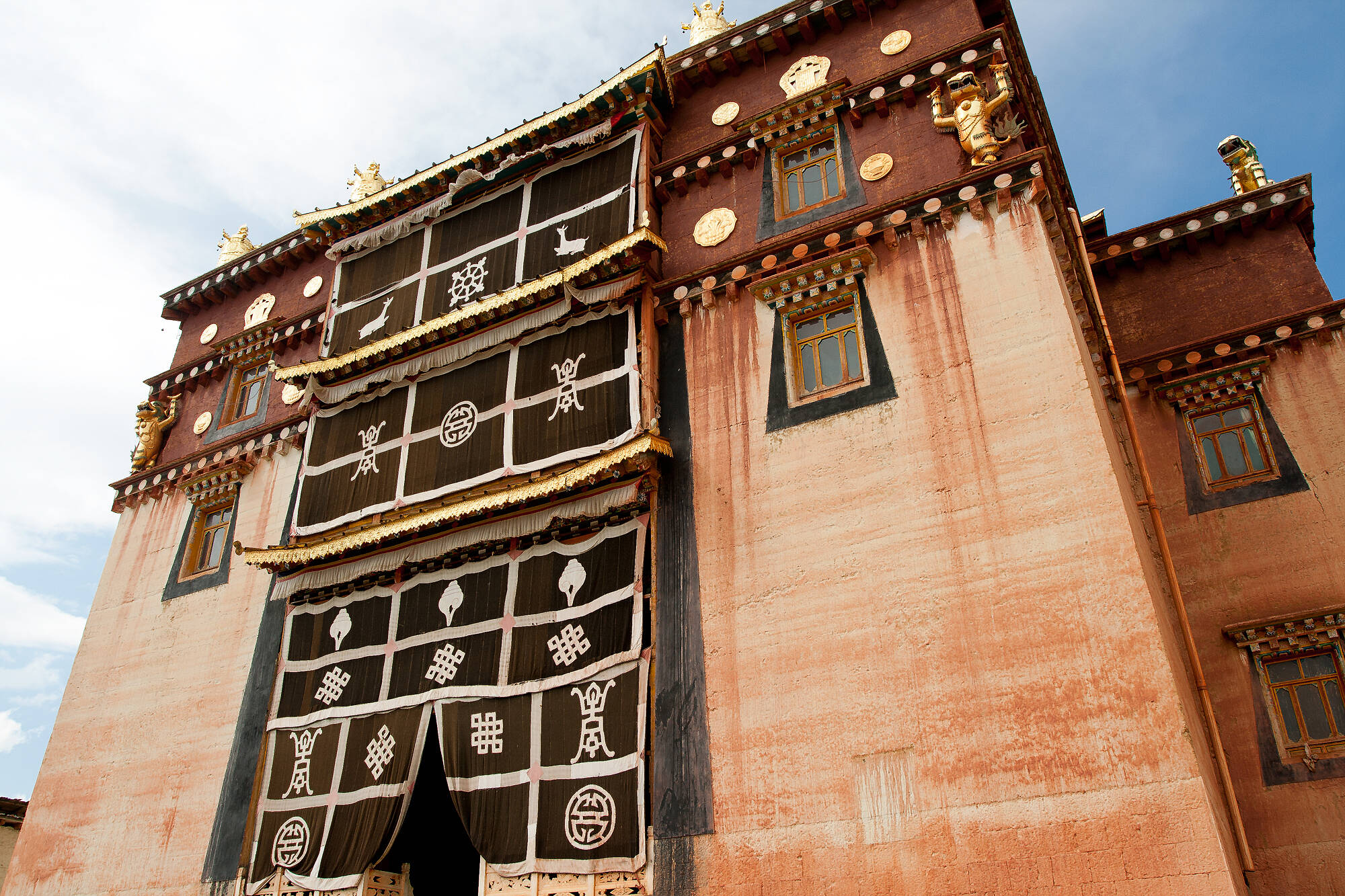 04_Entrada-al-Complejo-mon&aacute;stico-de-Songzanlin_IMG_2599