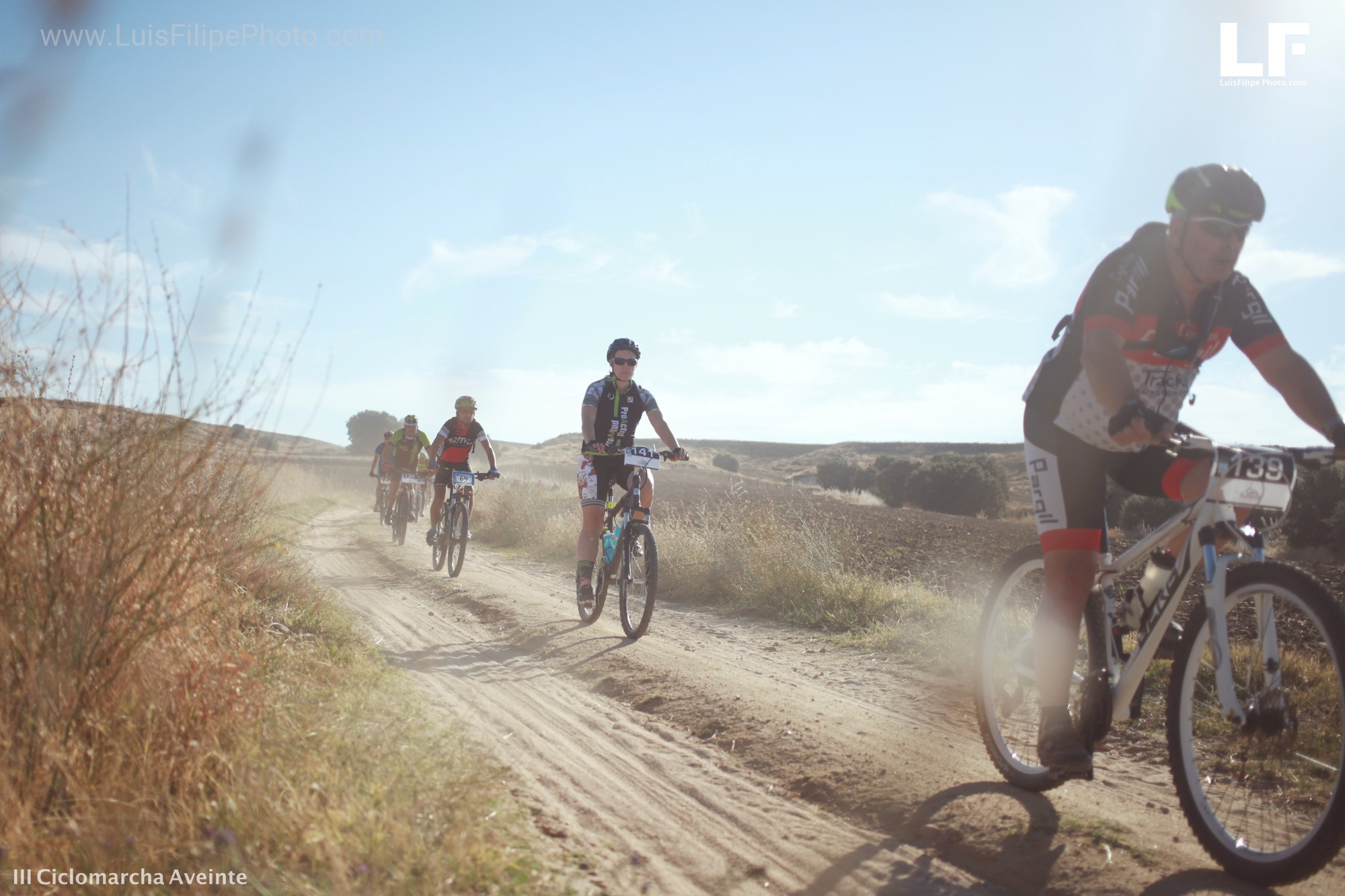 Ruta en bici chicas deportistas 