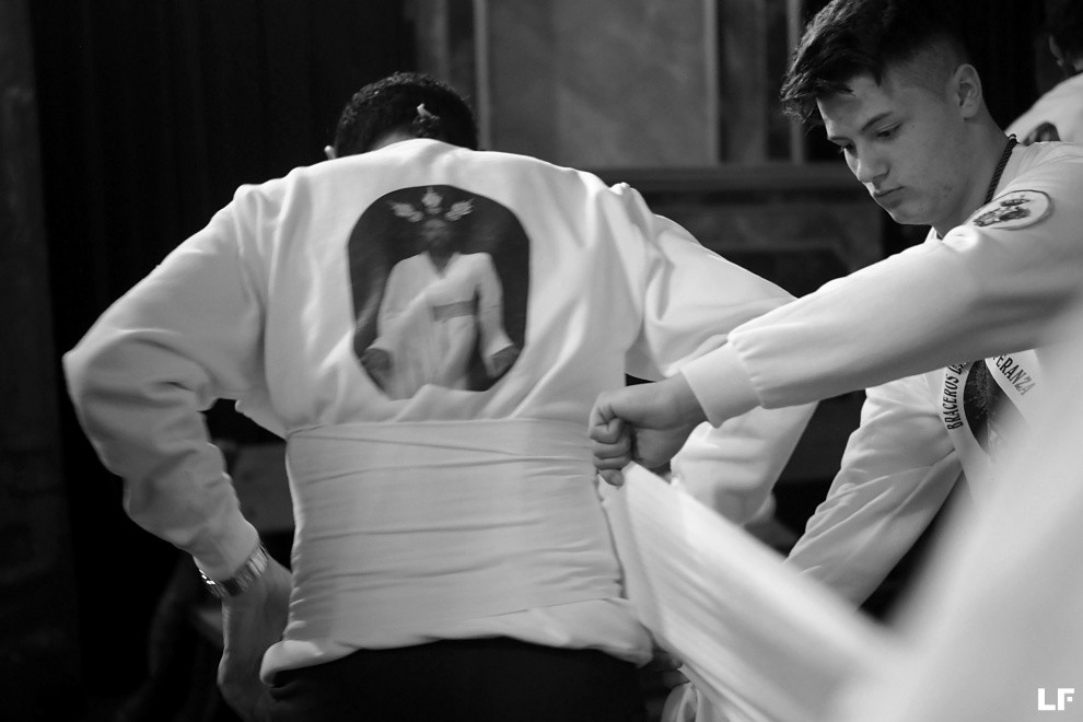 vistiendo a la virgen de la esperanza avila precesiones catedral 