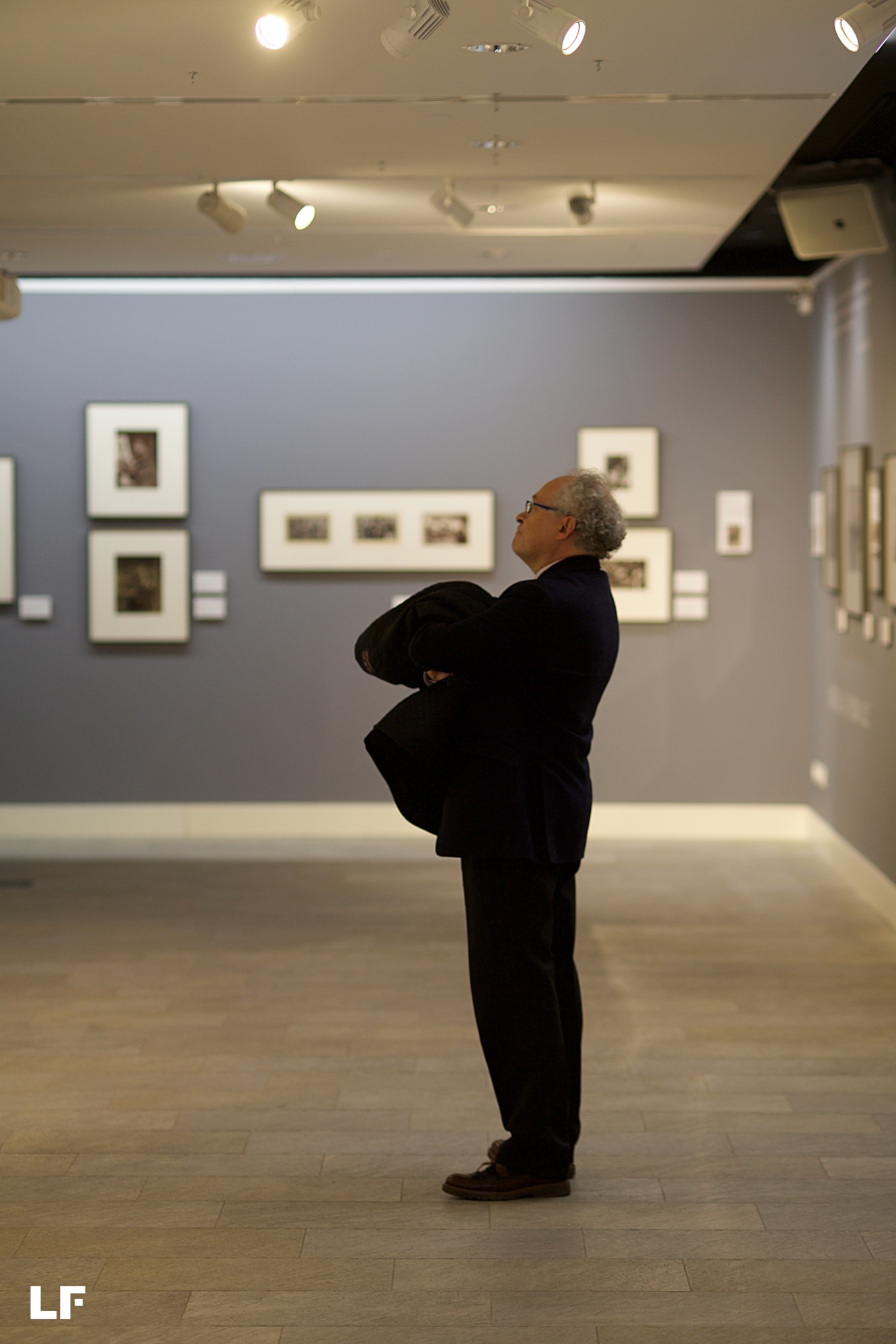 mirando pinturas exposición arte