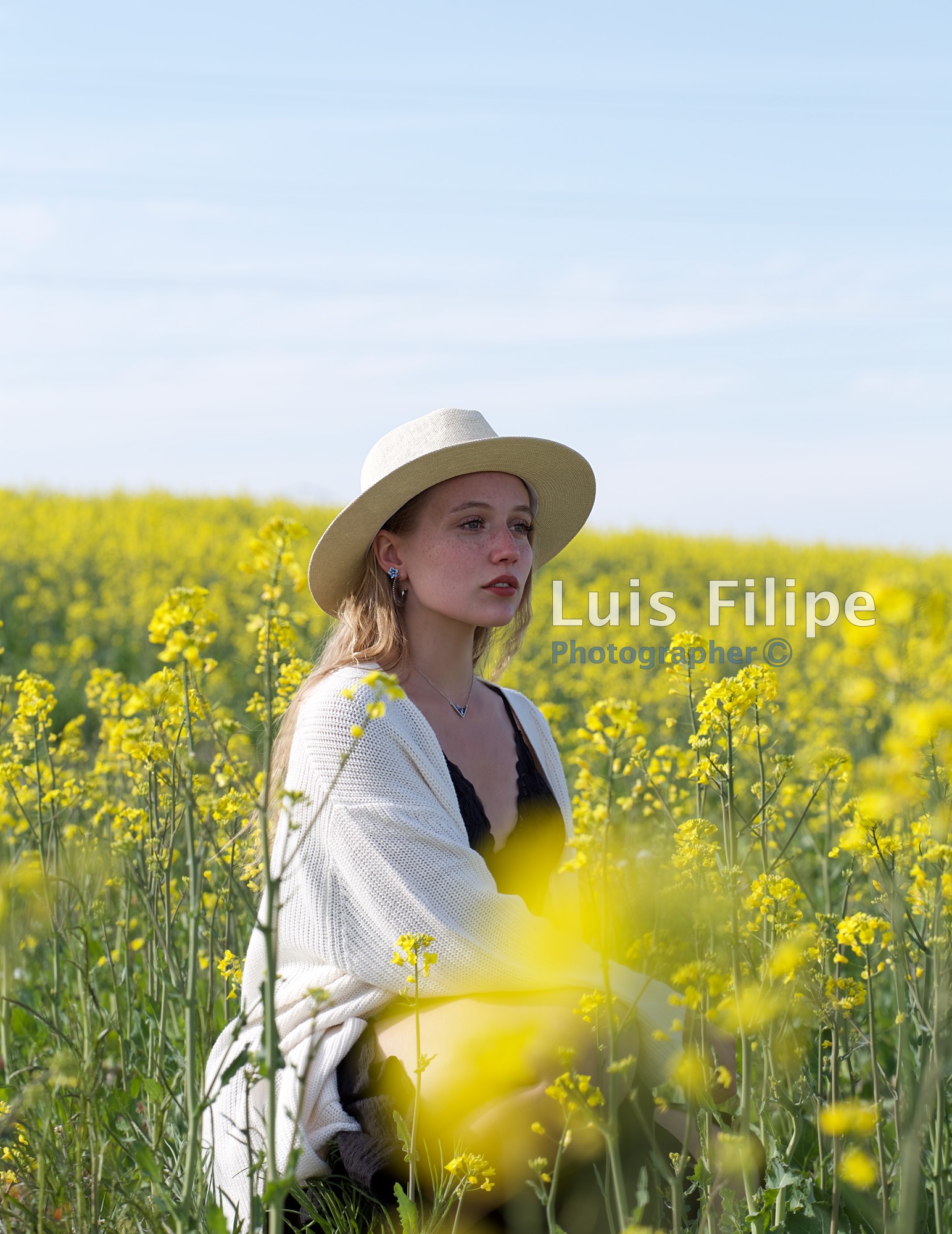 sesión de fotos en el campo de flores