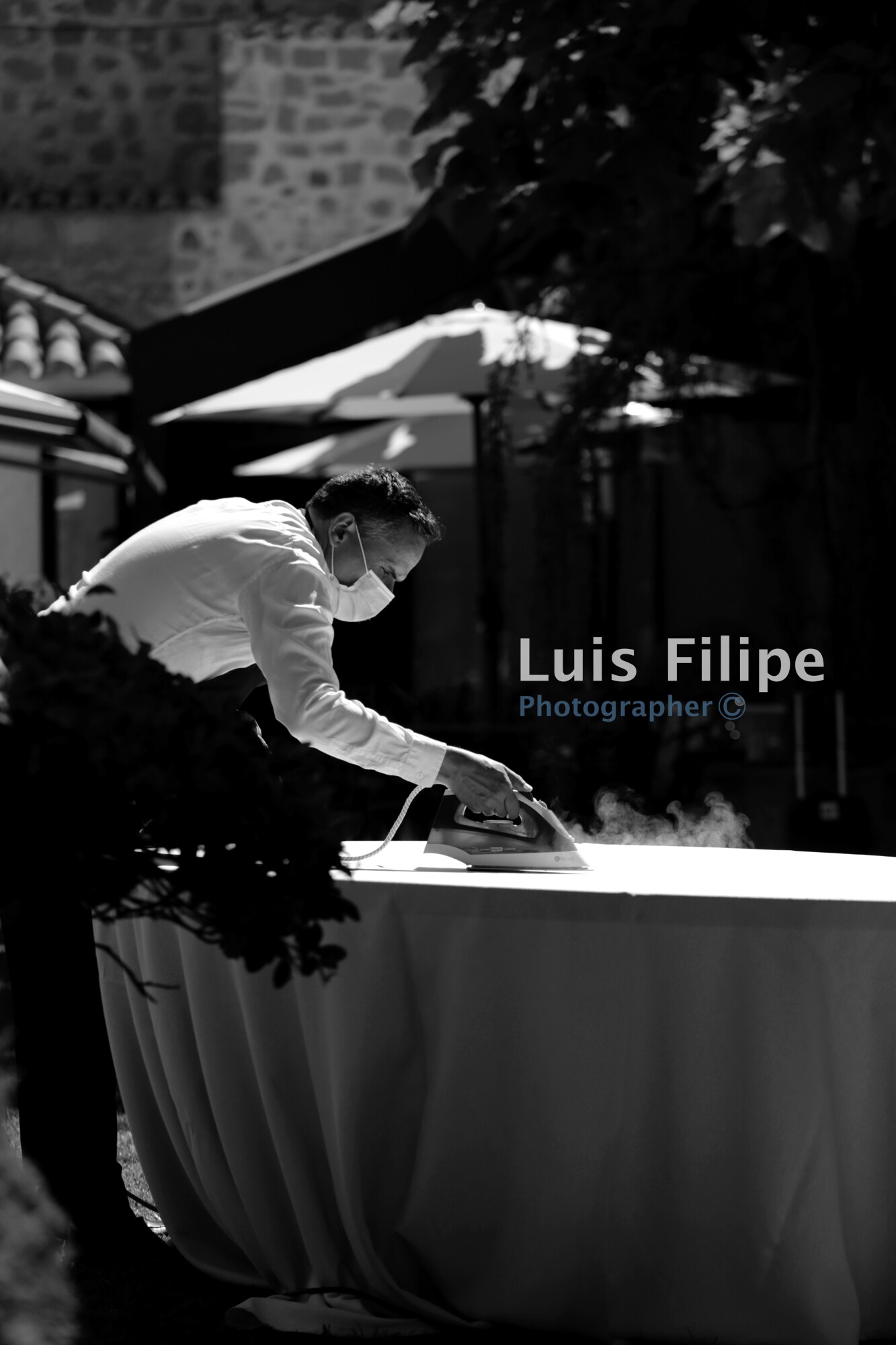 hombre planchando, camaro de lujo hotel