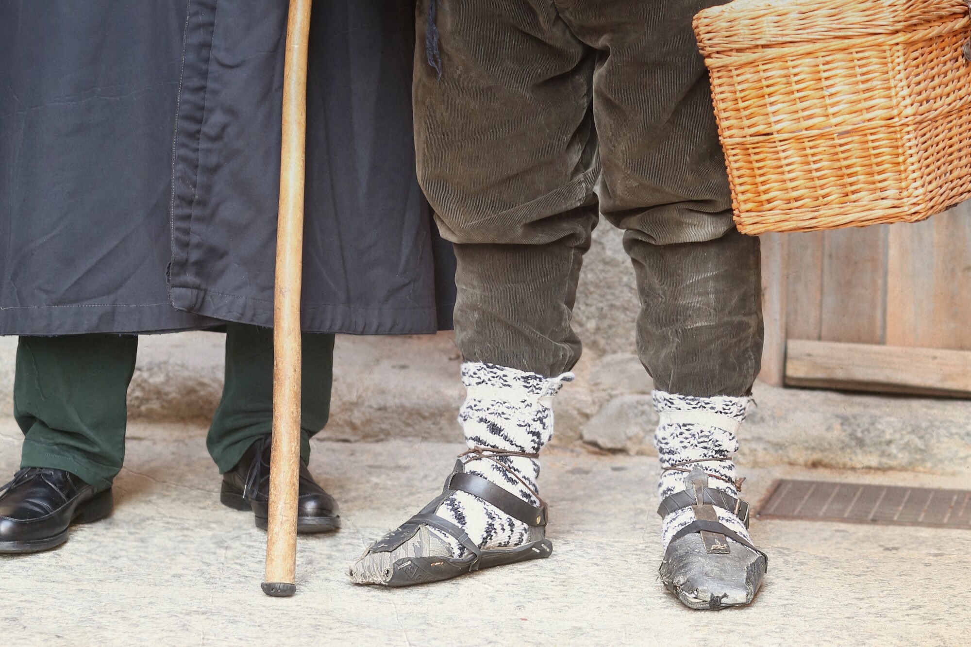 Calzado aintiguo alpargatas caseras ruedas