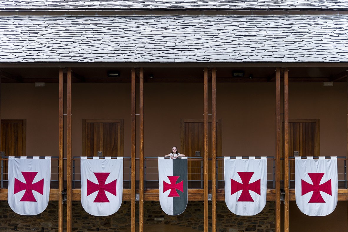 fotógrafo comunión Ponferrada sesión exterior castillo templarios banderas