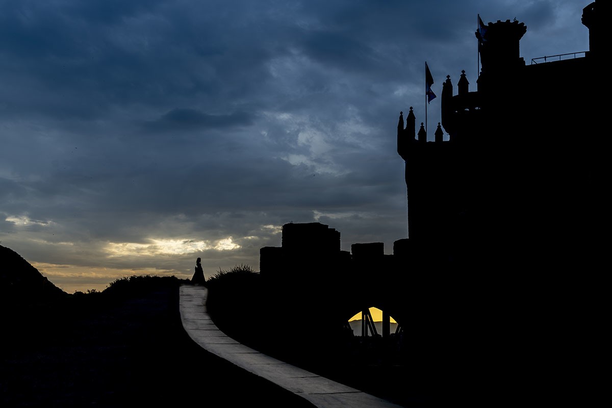 fotógrafo comunión Ponferrada sesión exterior castillo templarios silueta