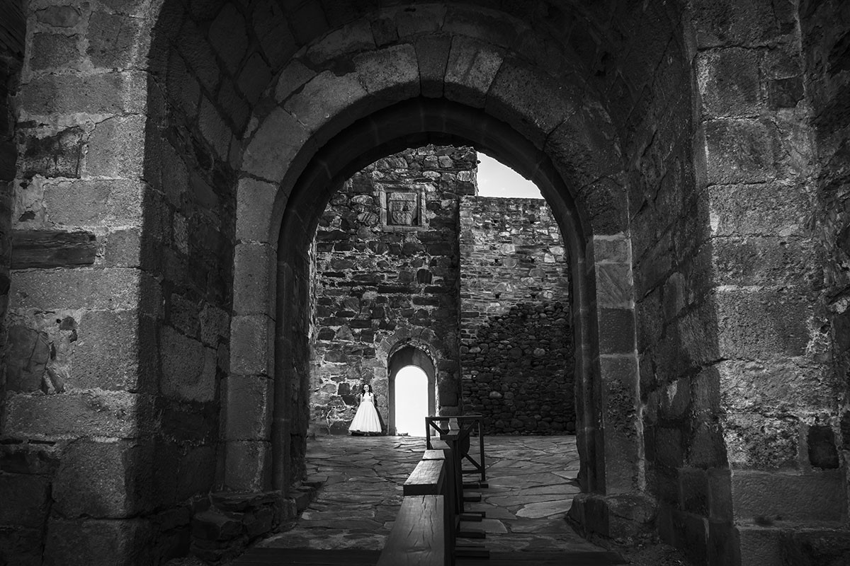 fotógrafo comunión Ponferrada sesión exterior en el castillo templarios