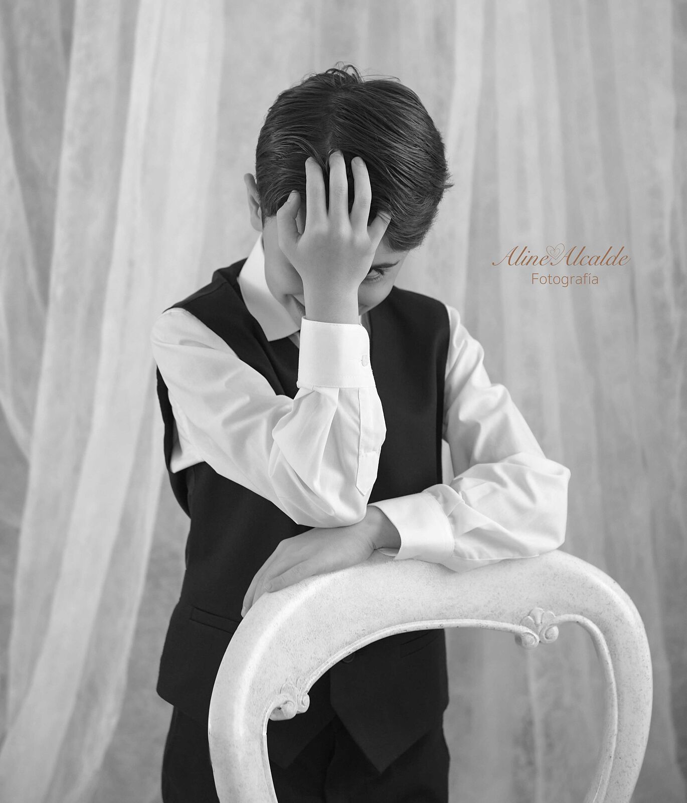 Aline Alcalde fotografía - foto-grafo-de-comunio-n-nin-o-elegancia-en-el-estudio-fotogra-fico-madrid-ts20260309120215413985.jpg