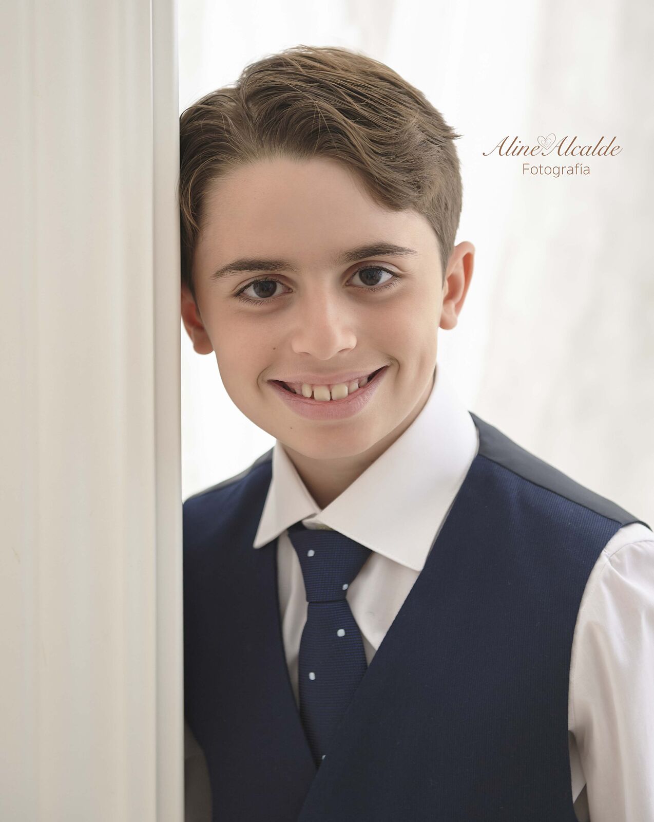 Aline Alcalde fotografía - reportaje-de-comunio-n-nin-o-en-el-estudio-fotogra-fico-ts20260309120208848566.jpg