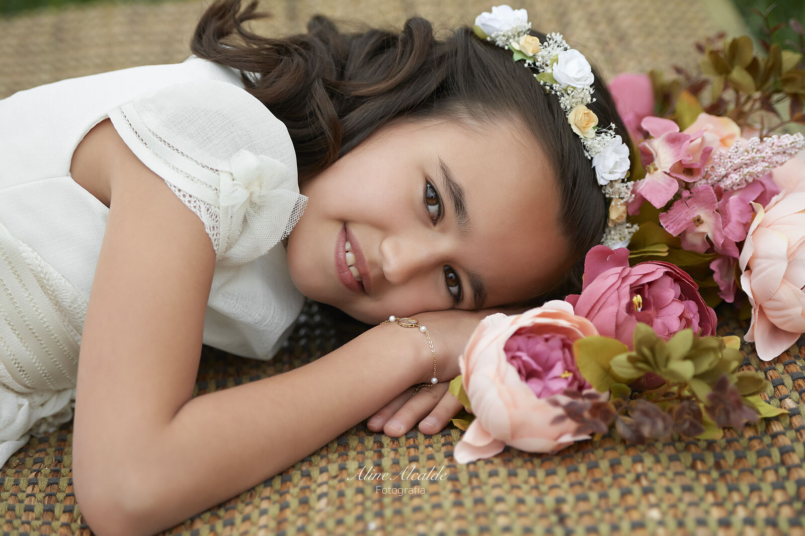 Niña comunión en el campo