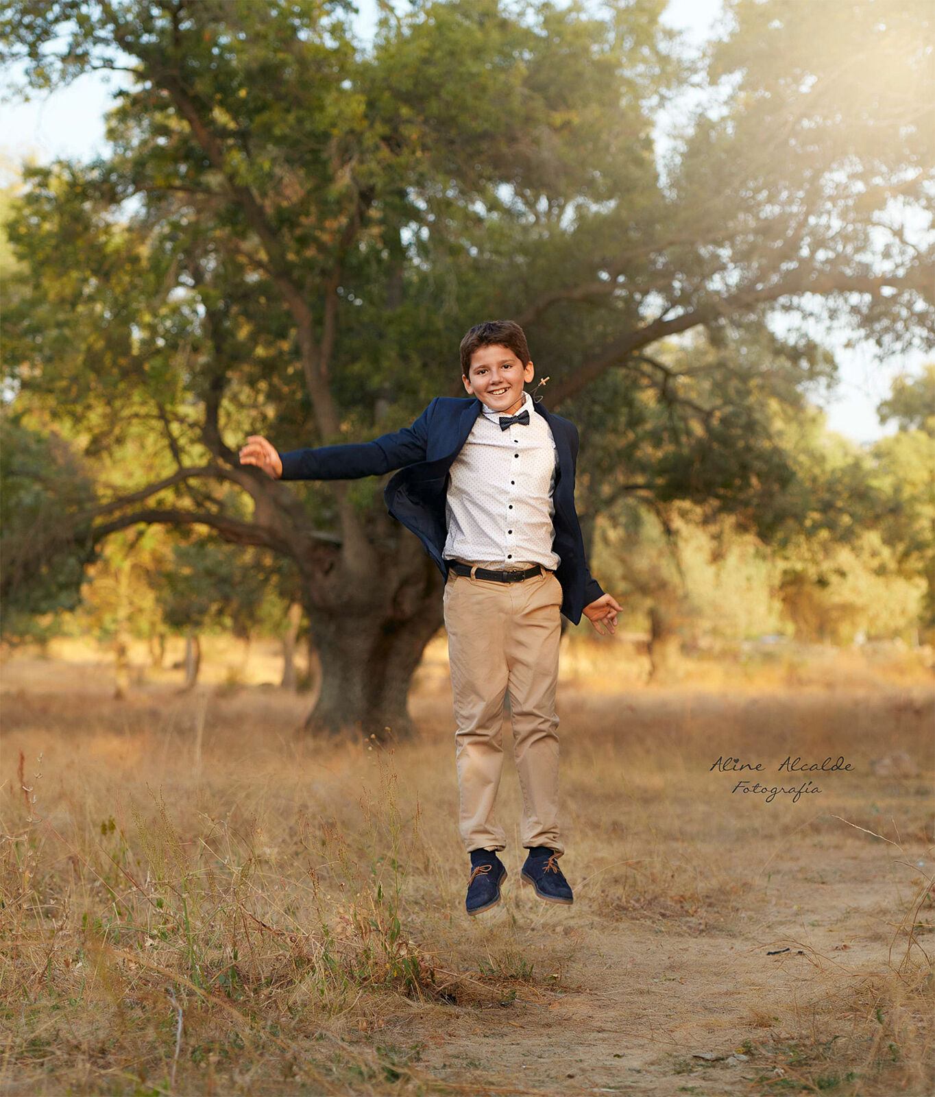 Niño saltando en el campo