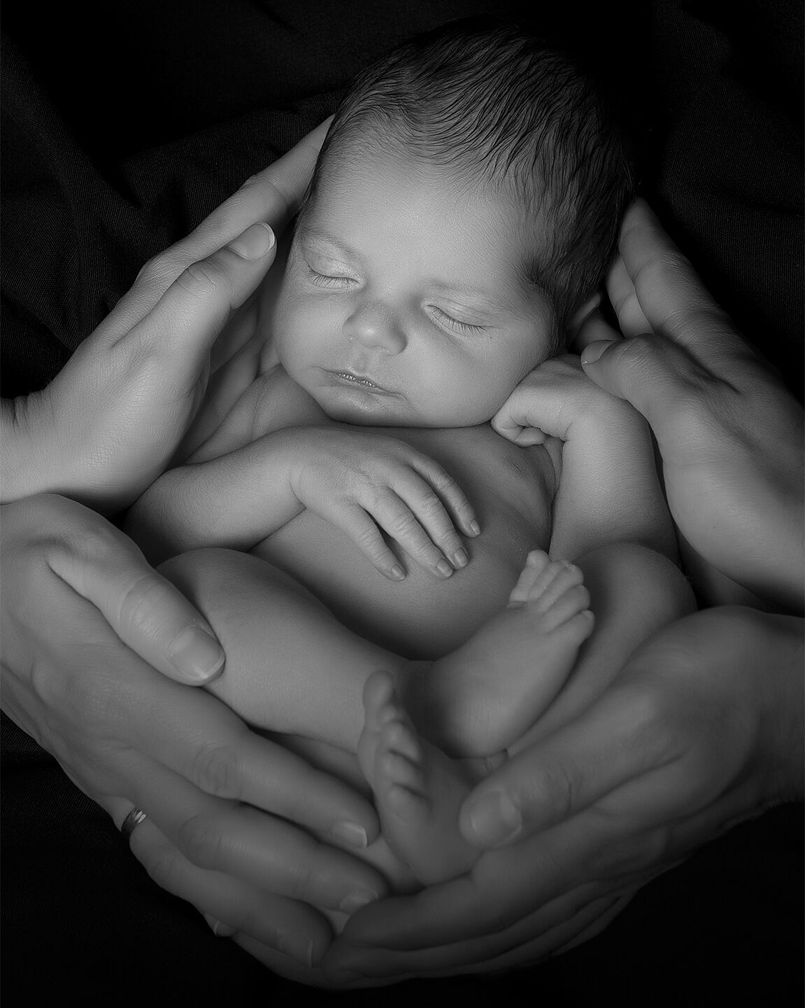 Aline Alcalde fotografía - manosenvolviendobebe-ts20250916082122992600.jpg