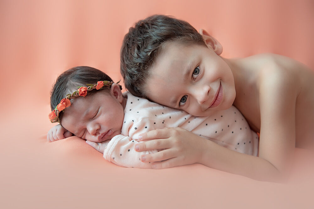 Fotos con Hermanos: Vínculo natural en sesión Newborn