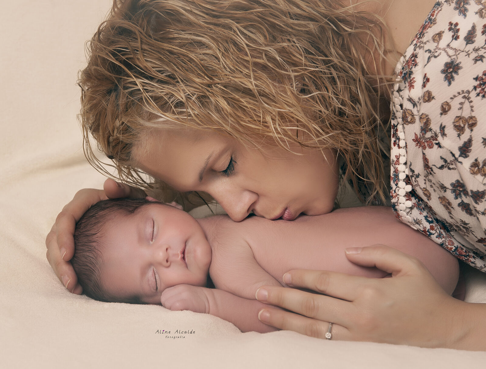 Conexión madre e hijo fotografía newborn natural