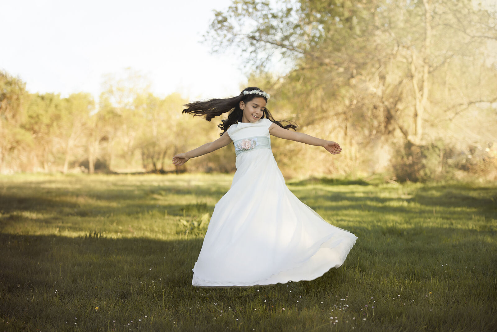 Niña de comunión en el campo