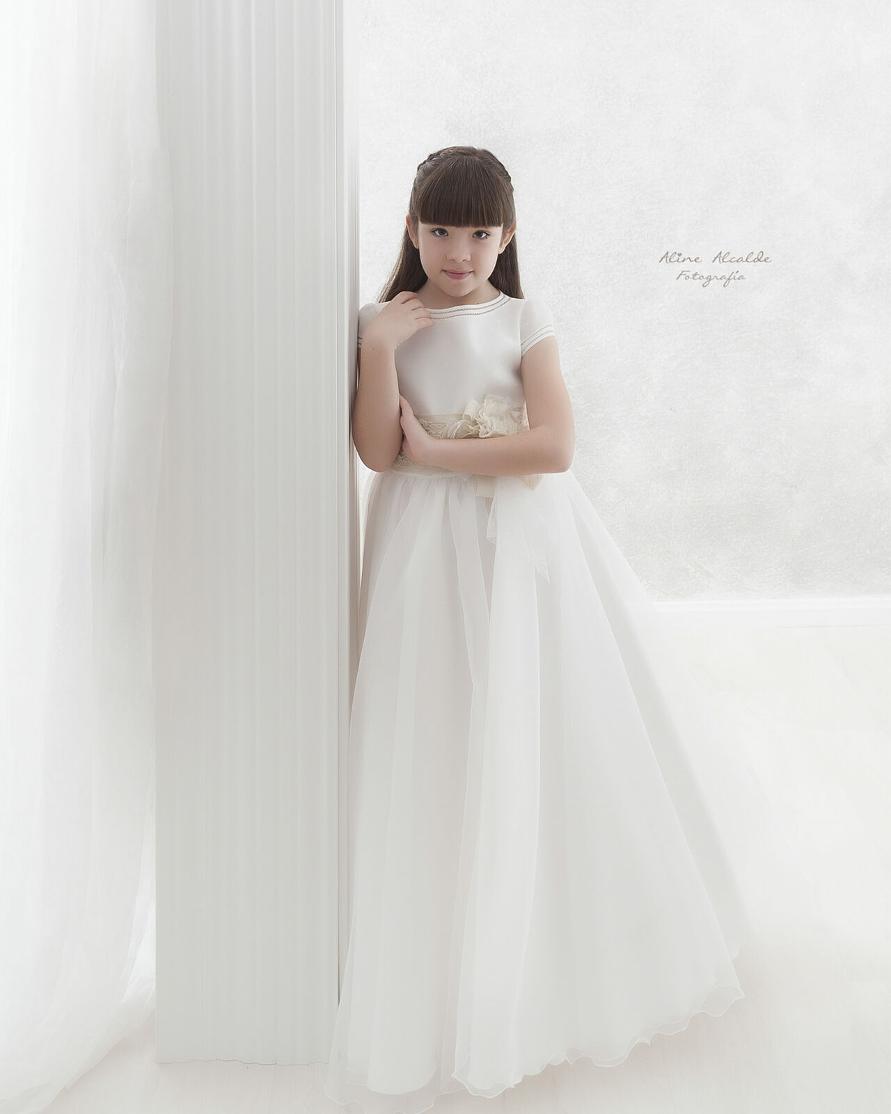 Aline Alcalde fotografía - foto-grafo-comunion-en-estudio-madrid-diferente-galapagar-ts20260311140835187728.jpg