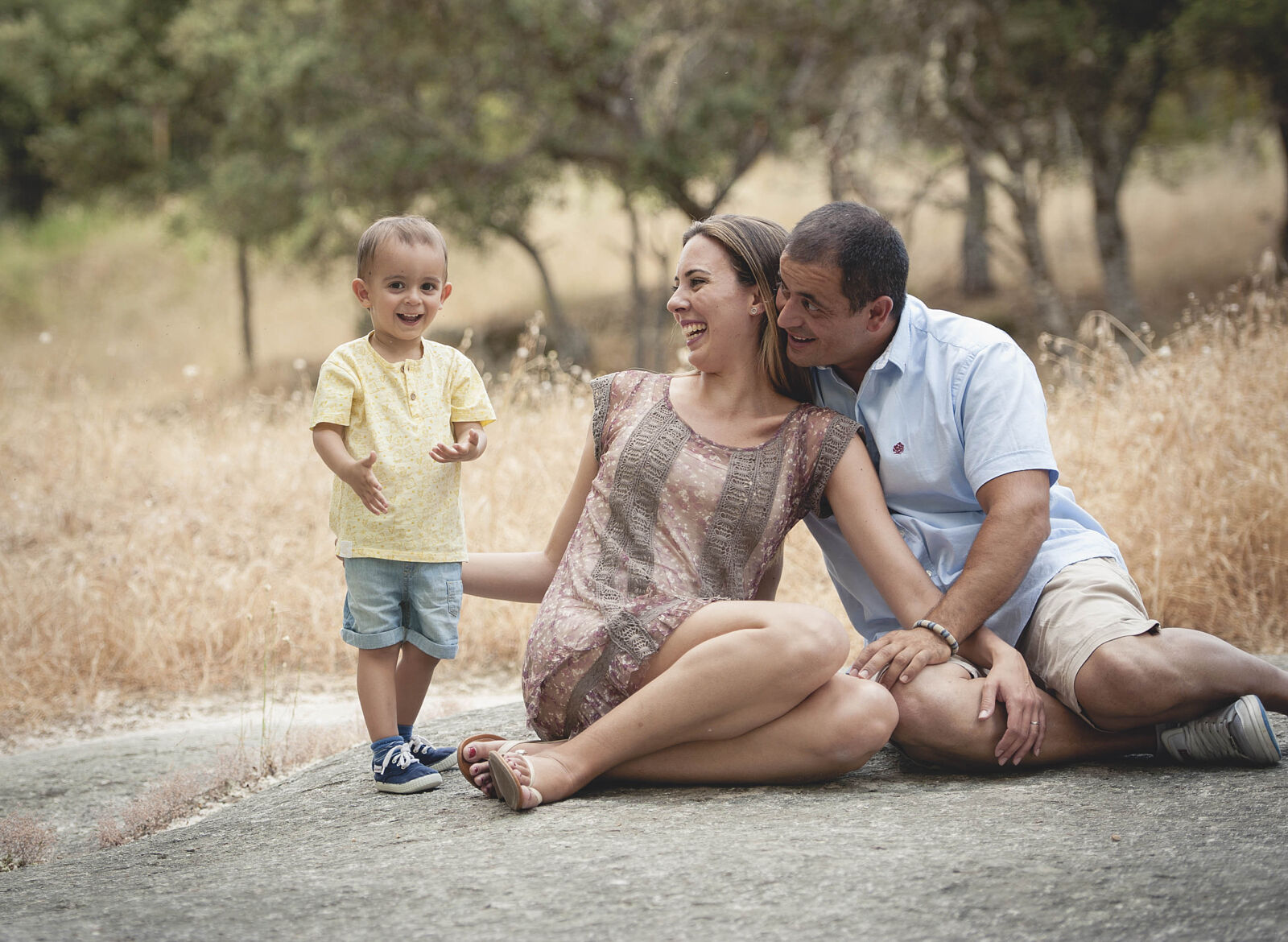 Familia paseando en la sierra