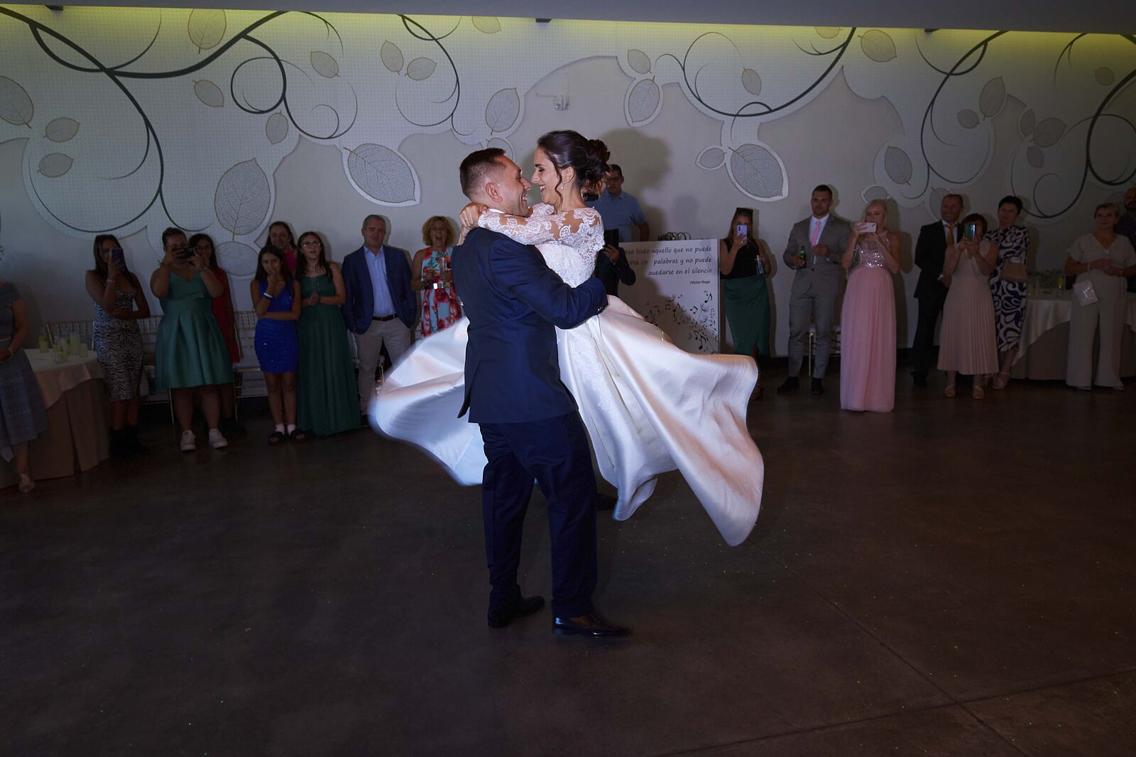 Baile y diversión invitados