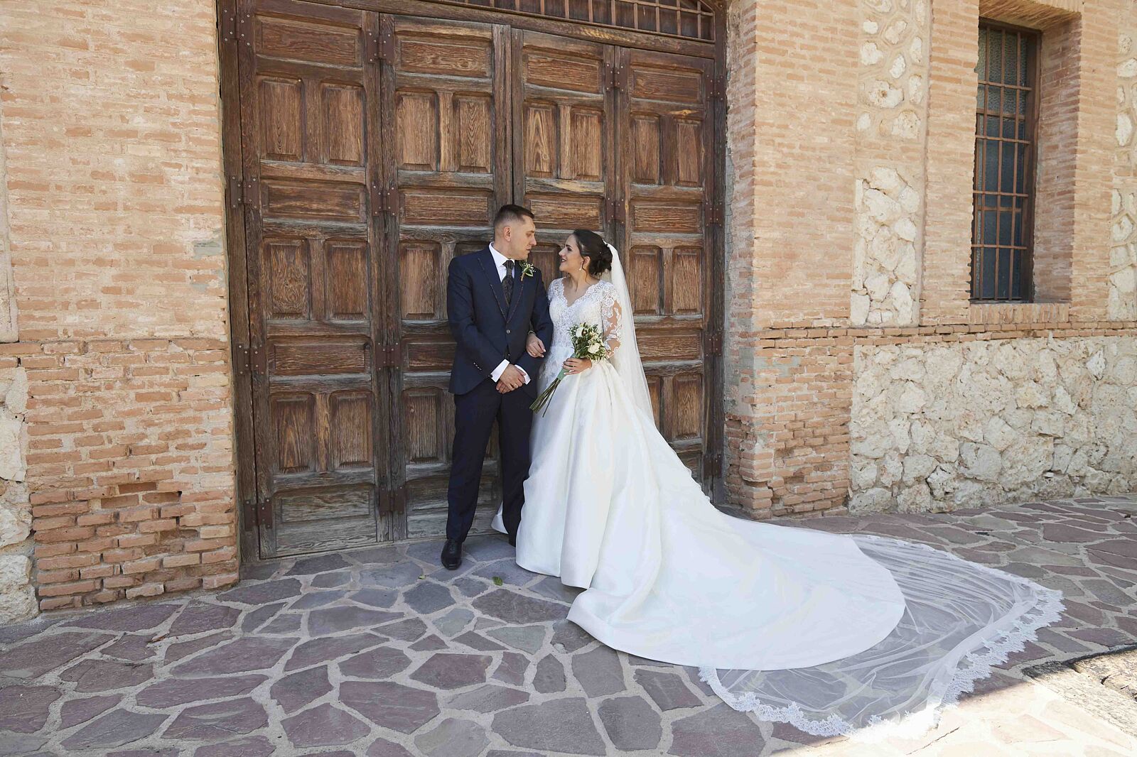 Abrazo pareja recién casada