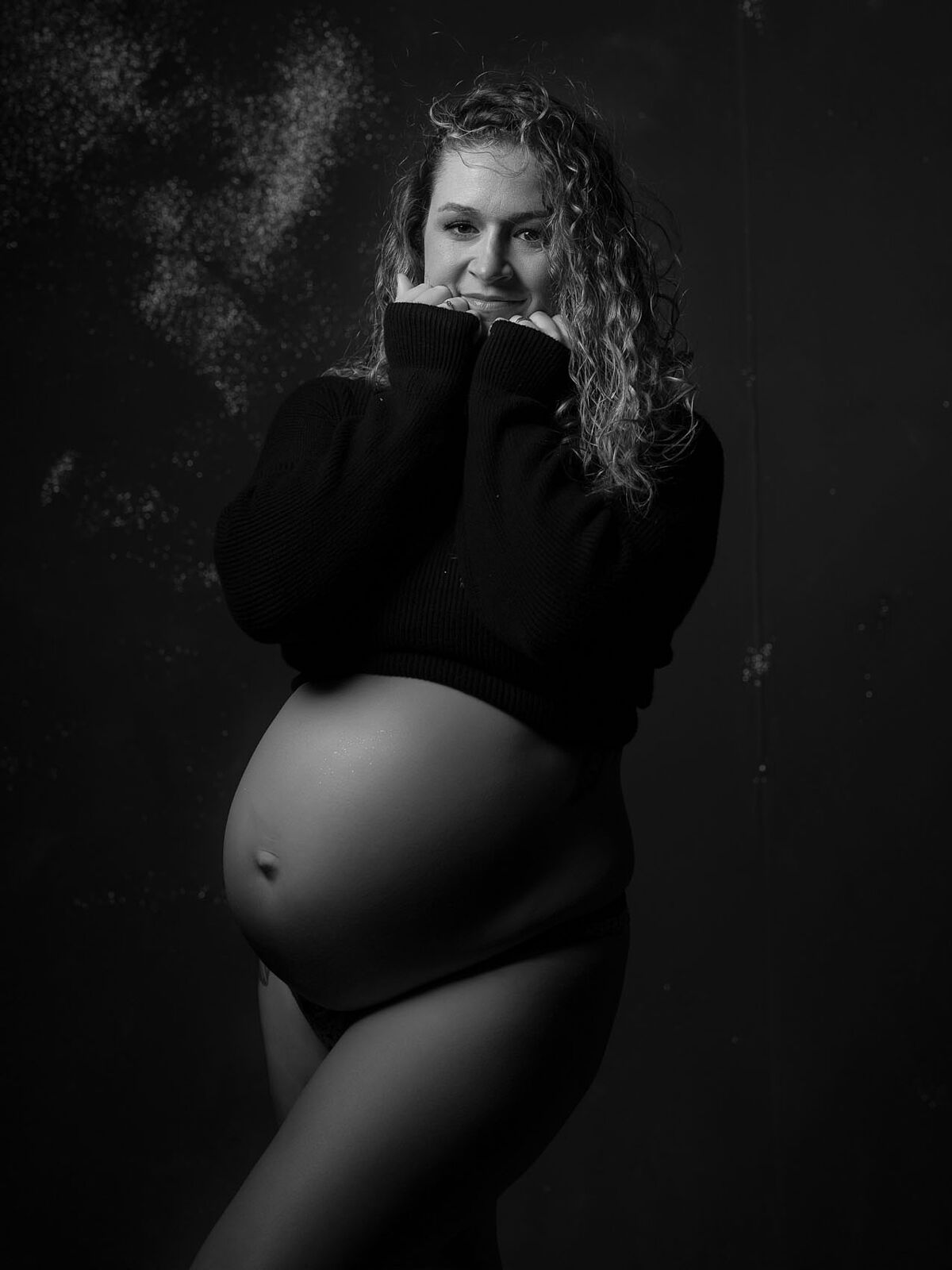 Retrato artístico de embarazo en blanco y negro realizado en estudio en Cartagena por Torres & Torres Fotografía