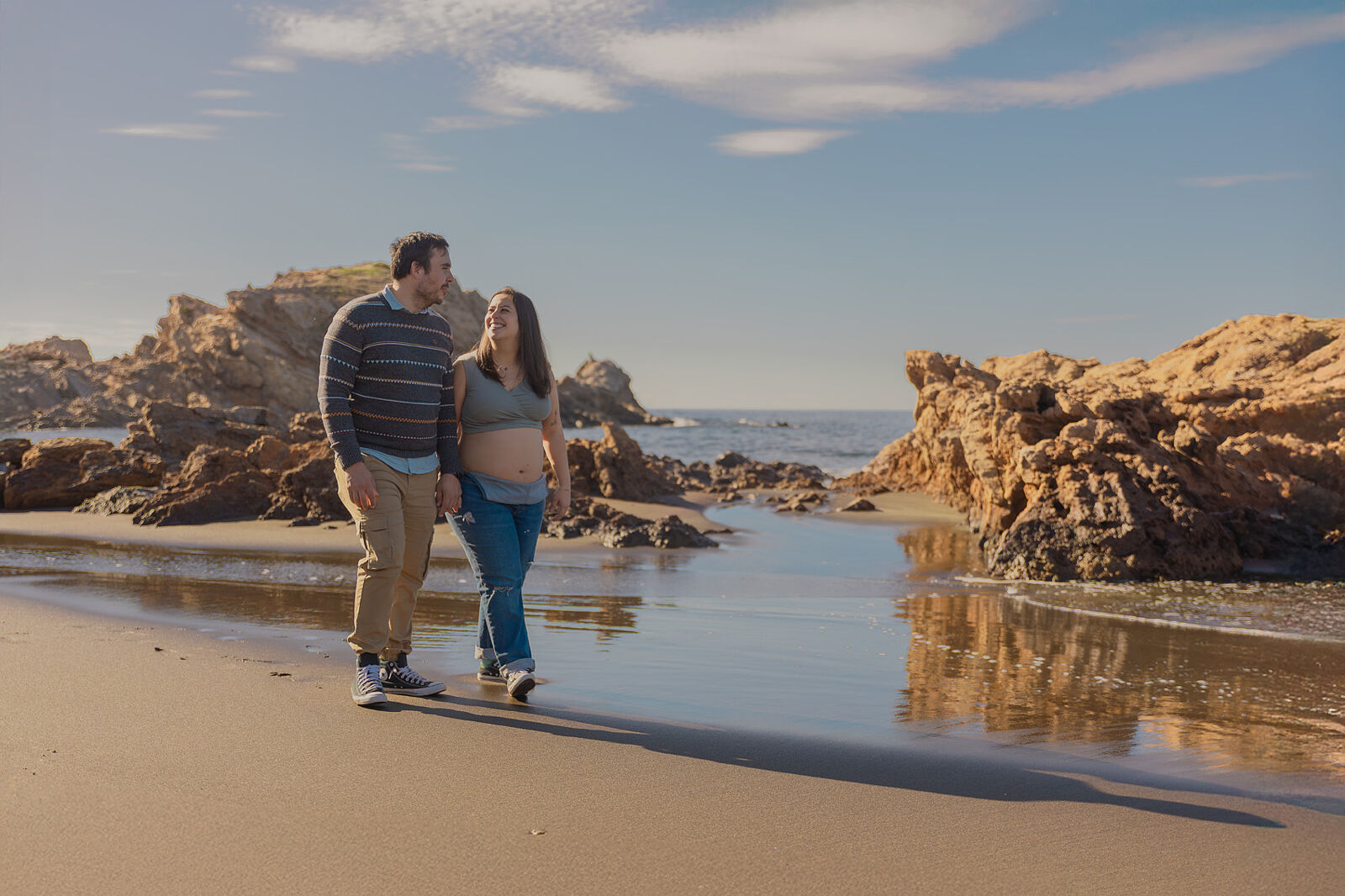 Pack embarazo exterior Cartagena Embarazada y su pareja paseando por la playa de portman al medio dia