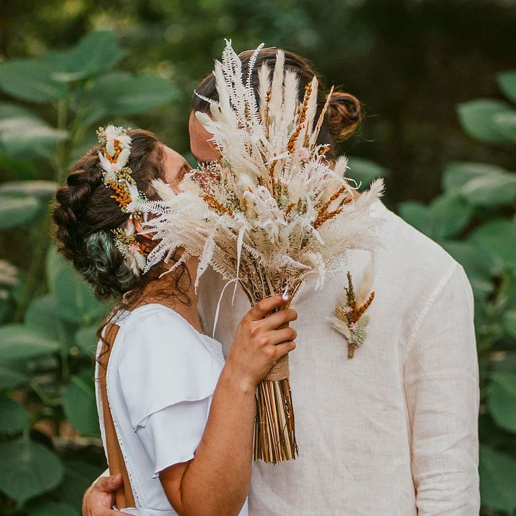 Nova Foto - noivos-a-tapar-a-cara-com-ramo-de-flores-secas-ts20251023162808300571.jpg
