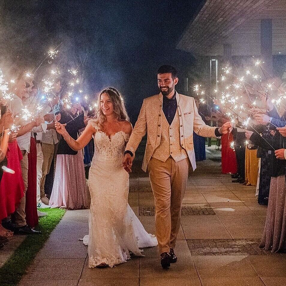 Nova Foto - noivos-no-dia-do-casamento-e-convidados-a-rodear-com-os-sparkles-na-ma-o-ts20251023103530814368.jpg