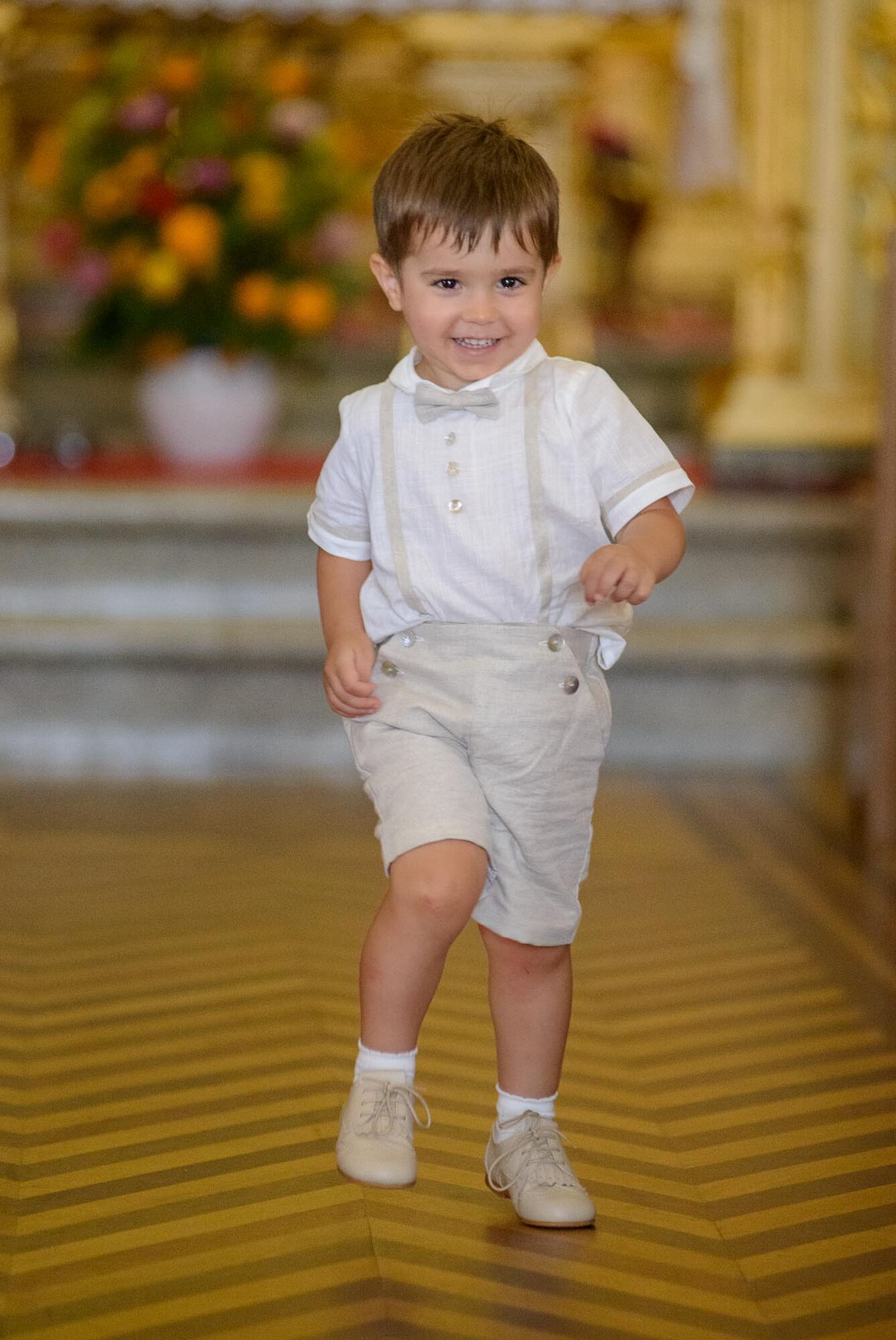 menino no dia de batismo