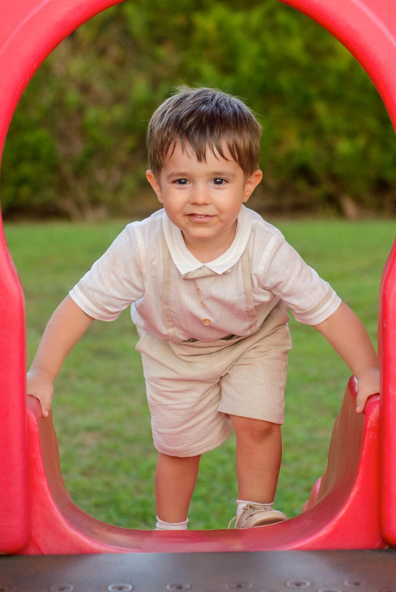 menino a brincar no escorrega no parque