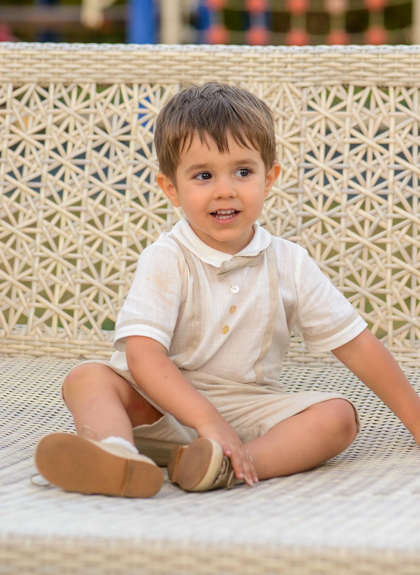 menino sentado em sofá na quinta all got eventos