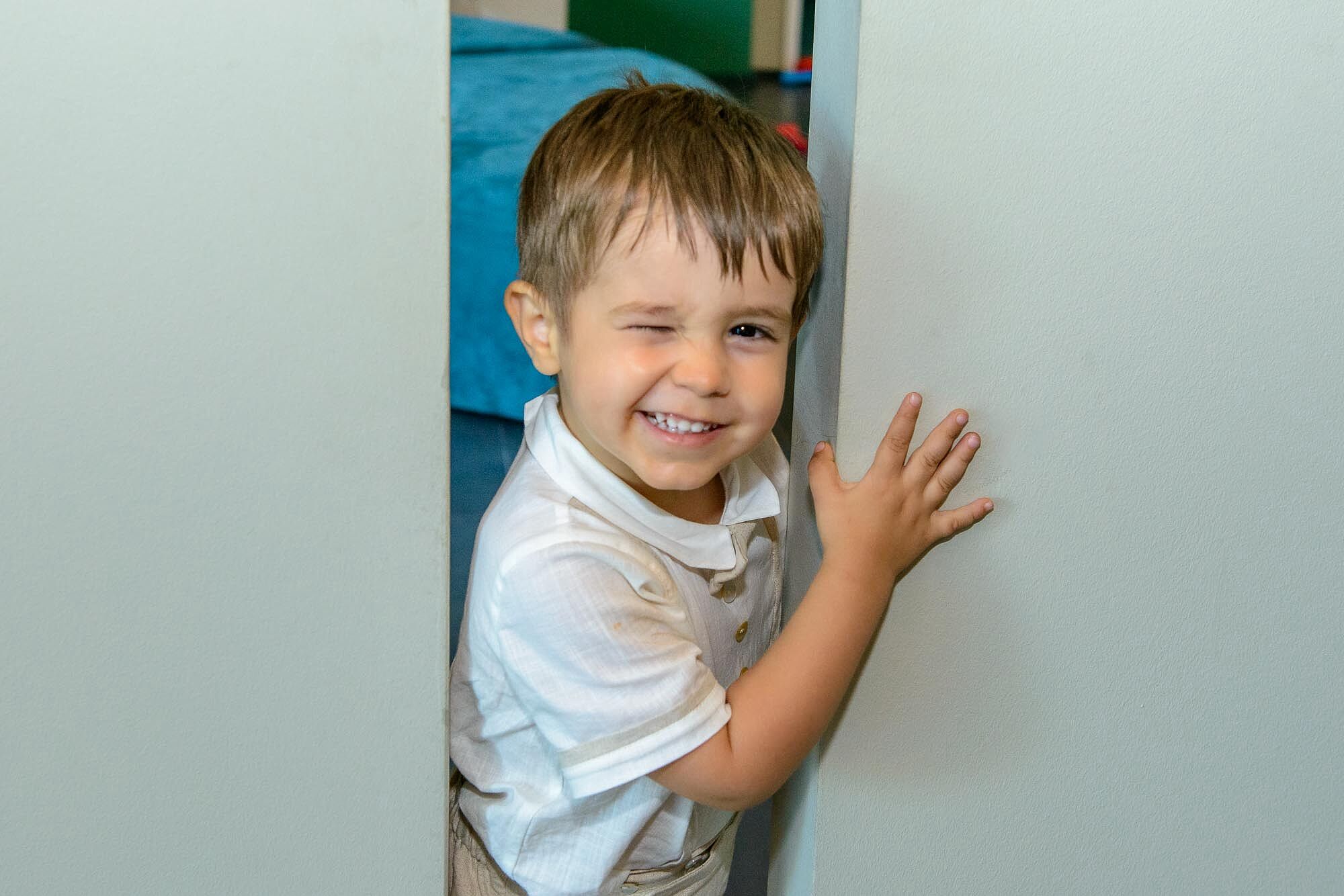 menino a piscar o olho para a camera