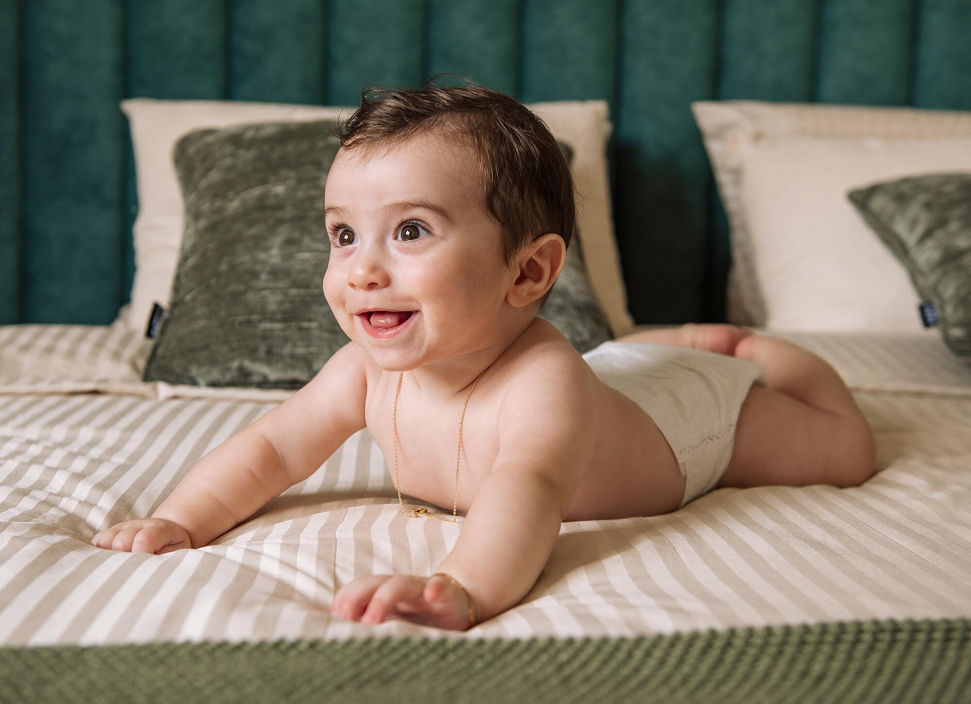 bebe na cama no dia do batismo