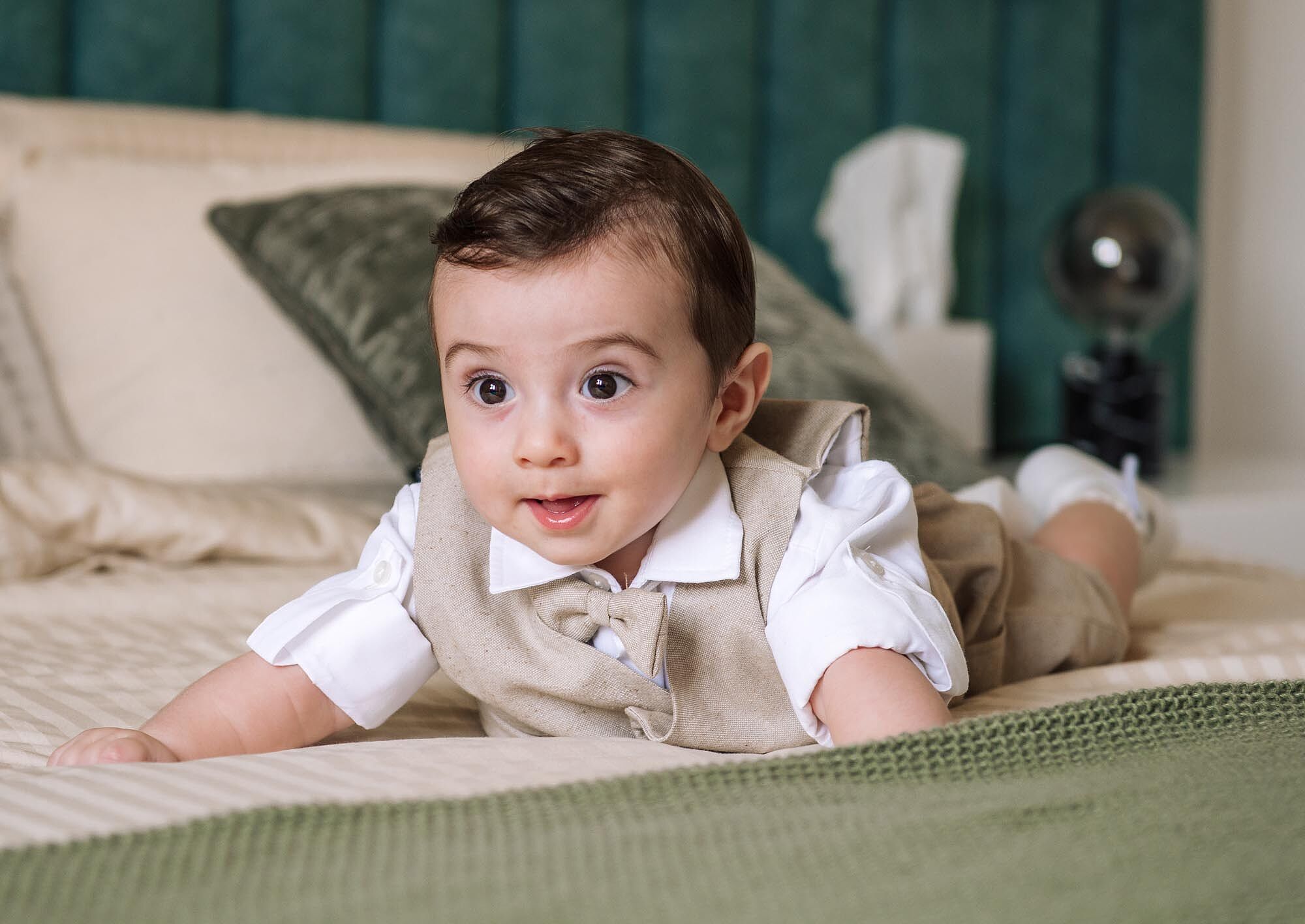 bebe no dia do batismo deitado na cama