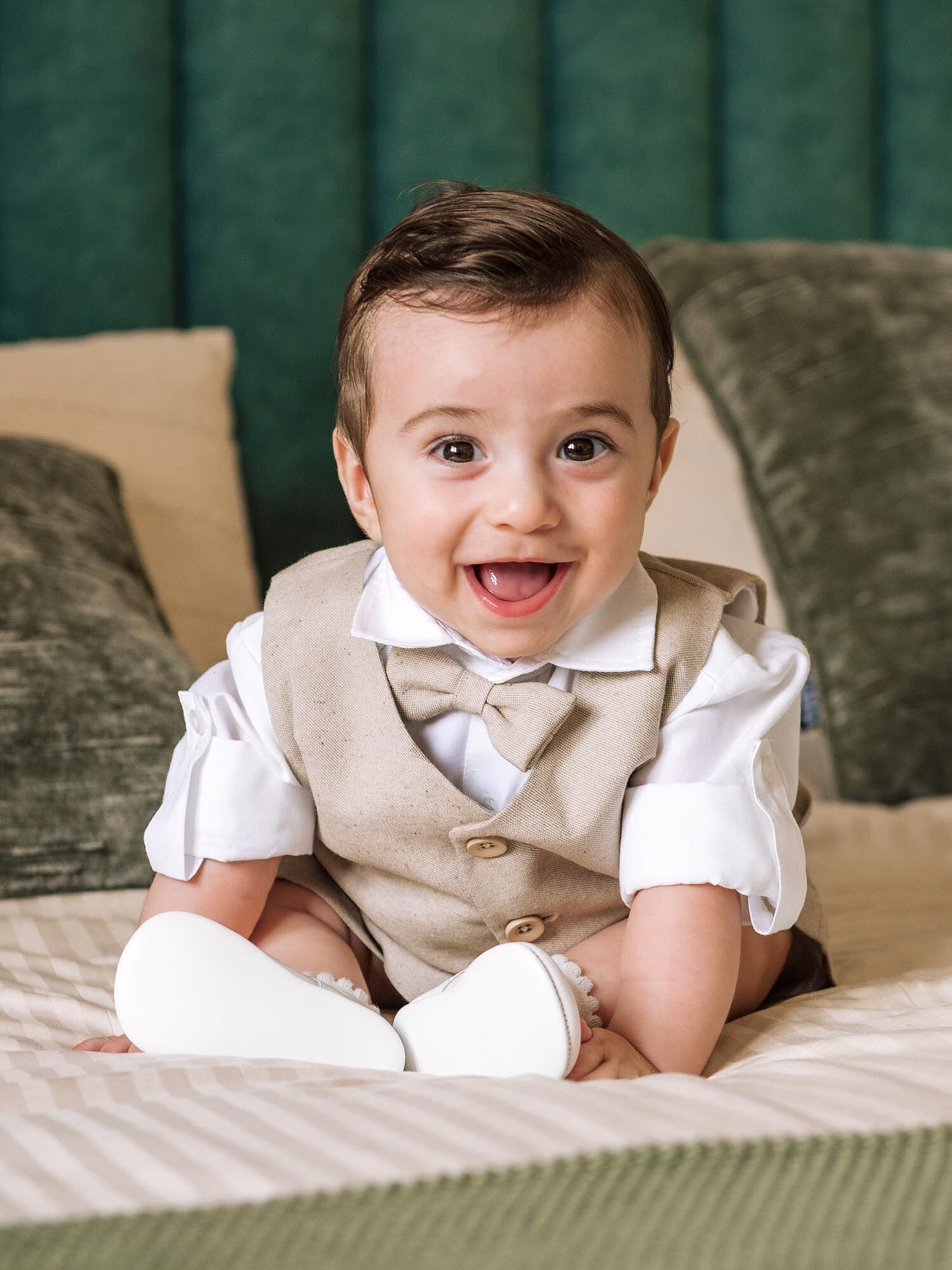 bebe sorridente no dia do batismo