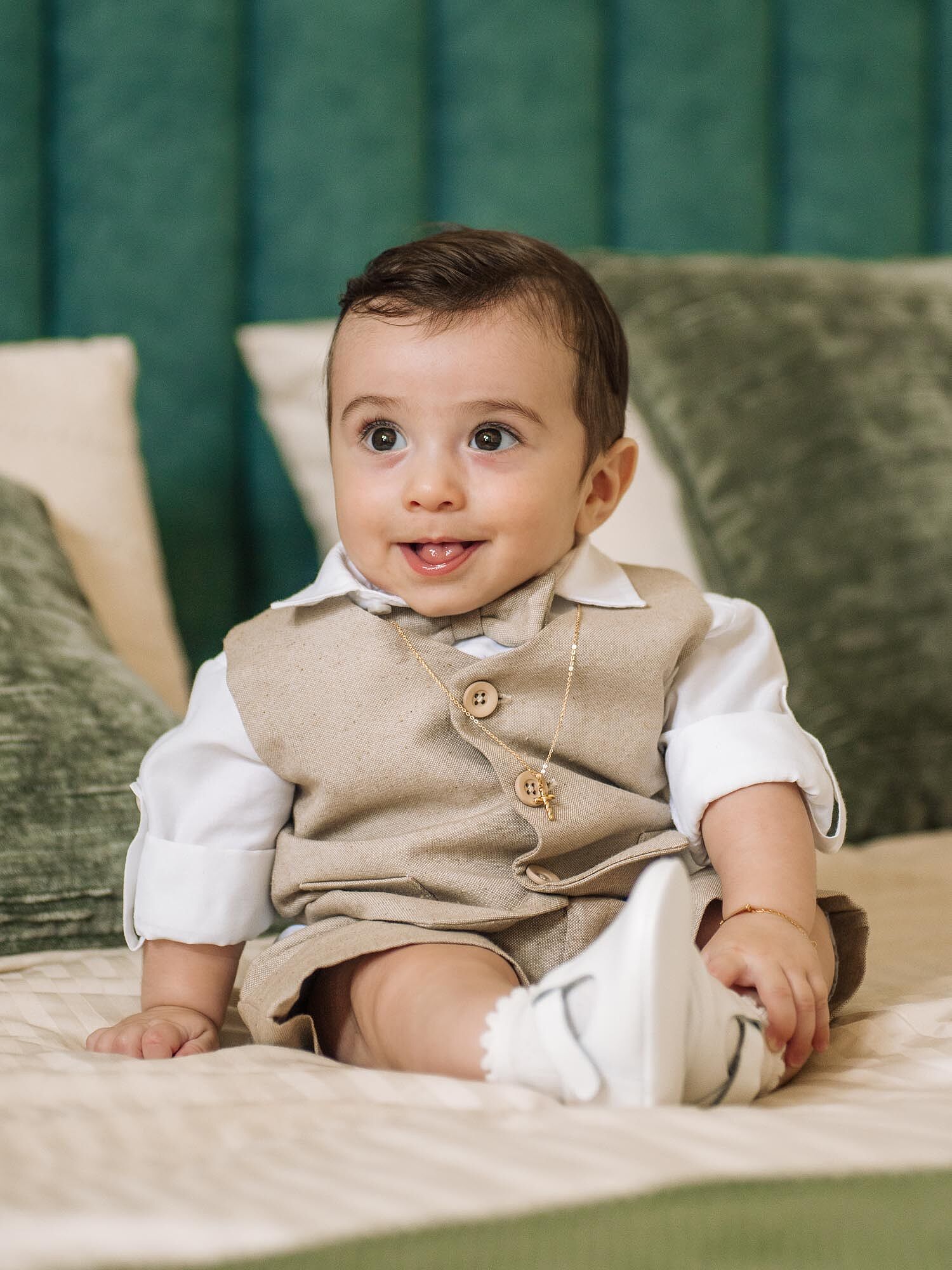 bebe sentado na cama