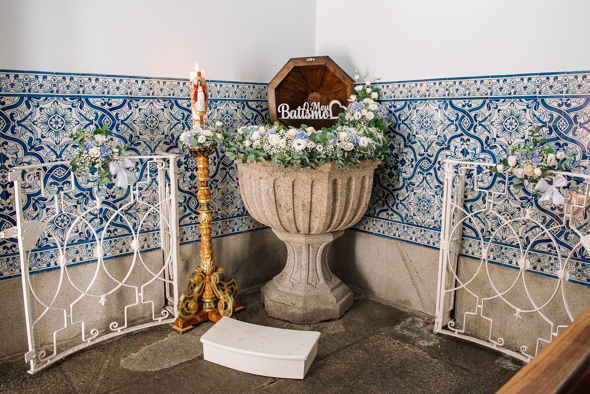 pia de batismo decora na igreja de são paio dantas