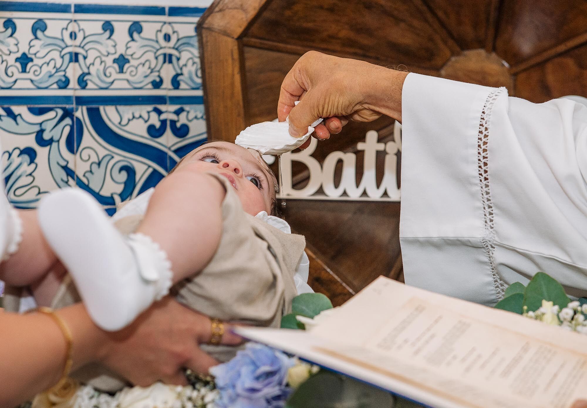 mão com concha de batismo no batizado
