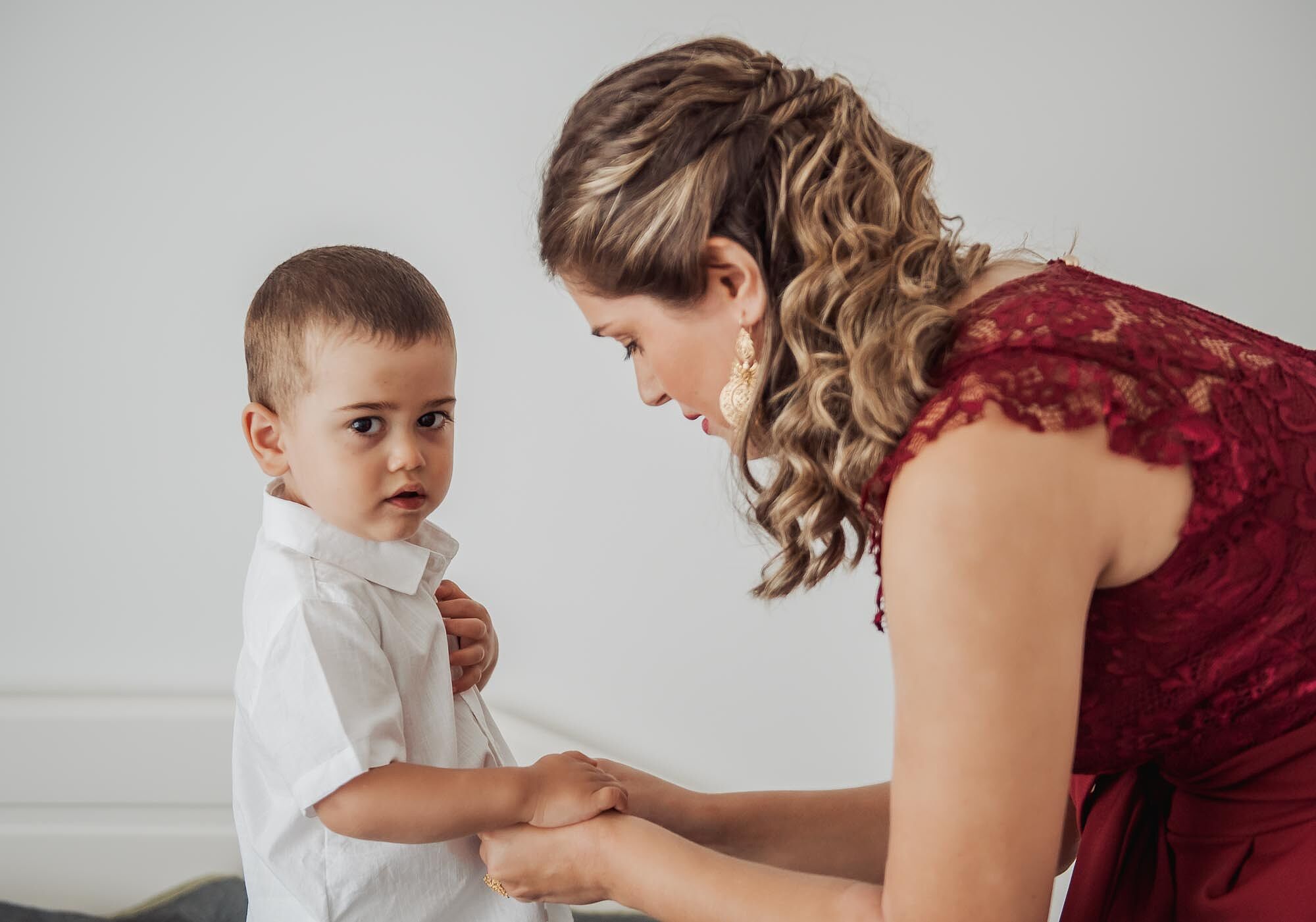 mãe a vestr criança no dia do batismo