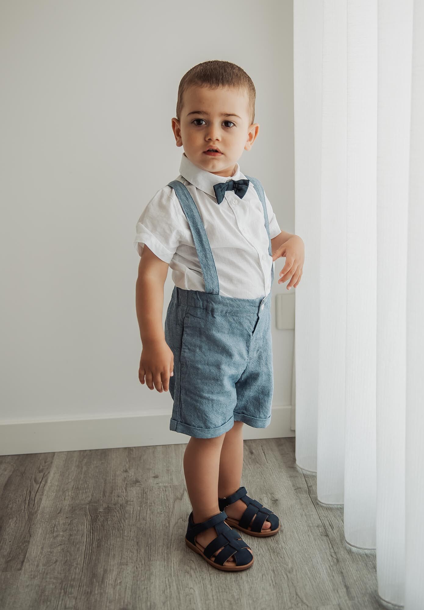 menino de fato azul e branco